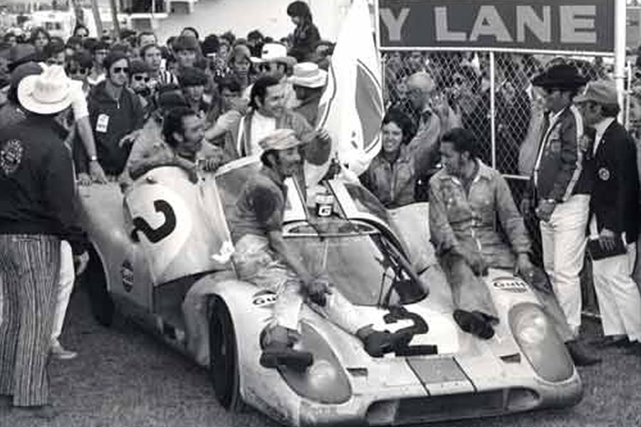 1971 Daytona 24h: Pedro Rodriguez is celebrating his fourth win