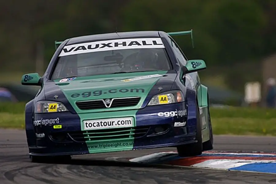 James Thompson racing in Vauxhall Astra Coupe, 2001