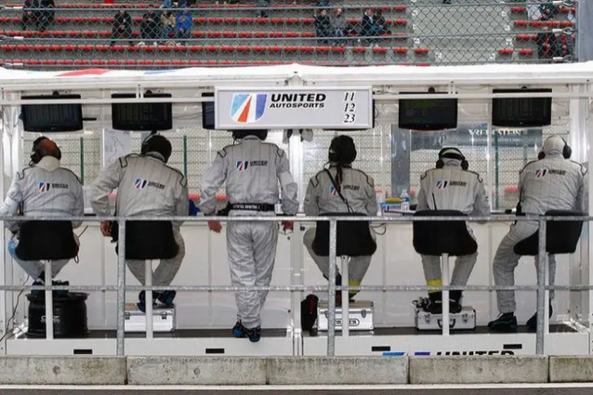 United Autosports' pit wall crew at 2011 Spa 24 hours