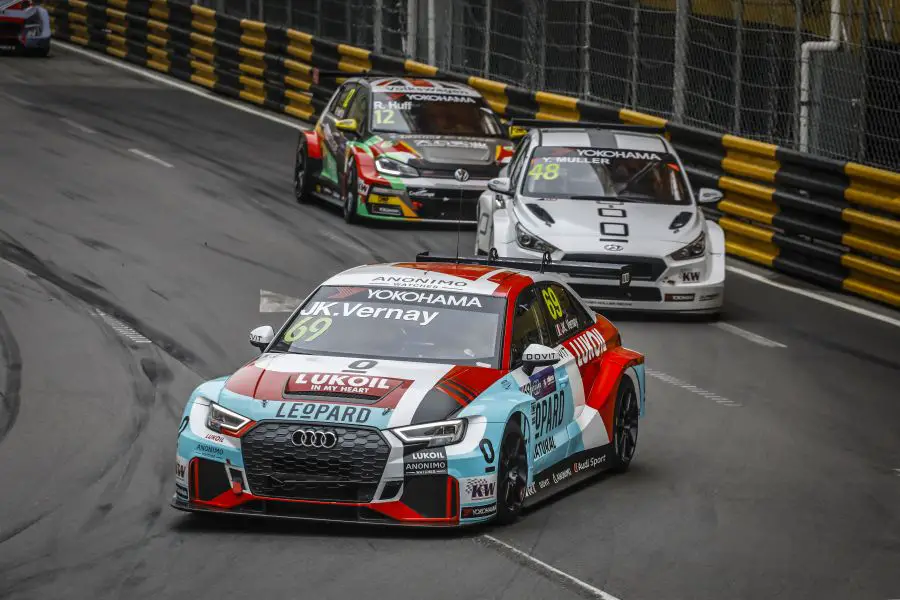 Audi RS3 LMS turning corner