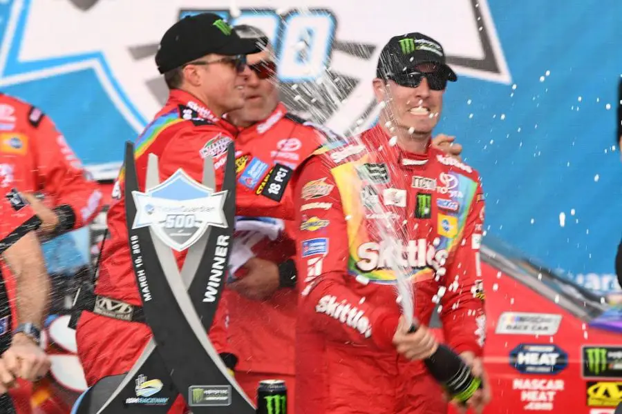 Kyle Busch wins at Phoenix