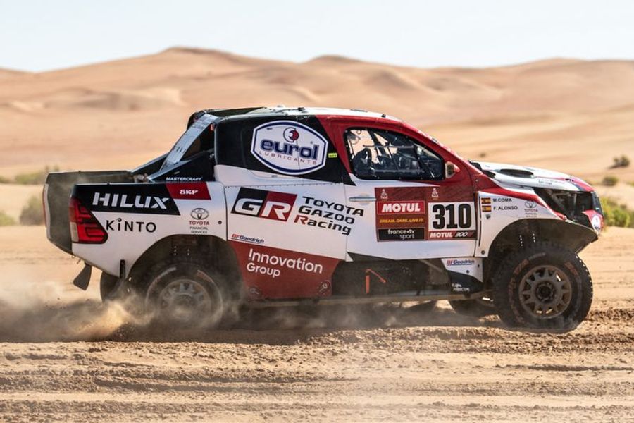 Fernando Alonso in the #310 Toyota Hilux